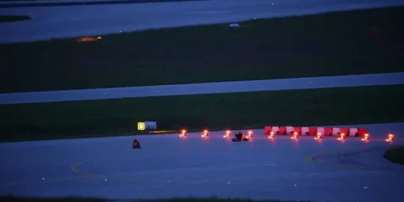 İklim eylemcileri kendilerini uçak pistine yapıştırdı: 8 gözaltı