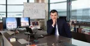 Selçuk bayraktar çalışma masası