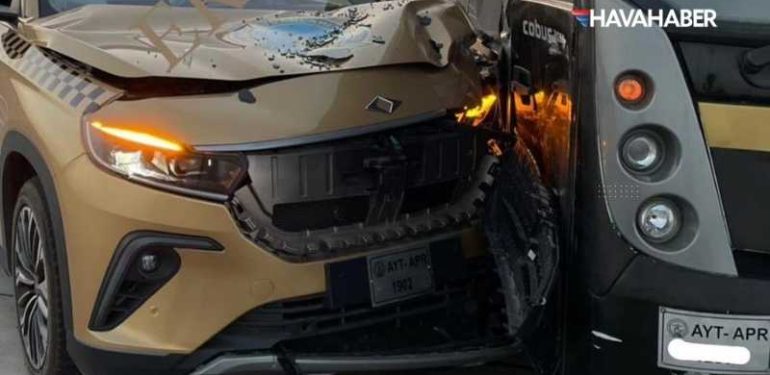 Antalya Havalimanı’nda Togg ve Apron Servis Aracı Çarpıştı