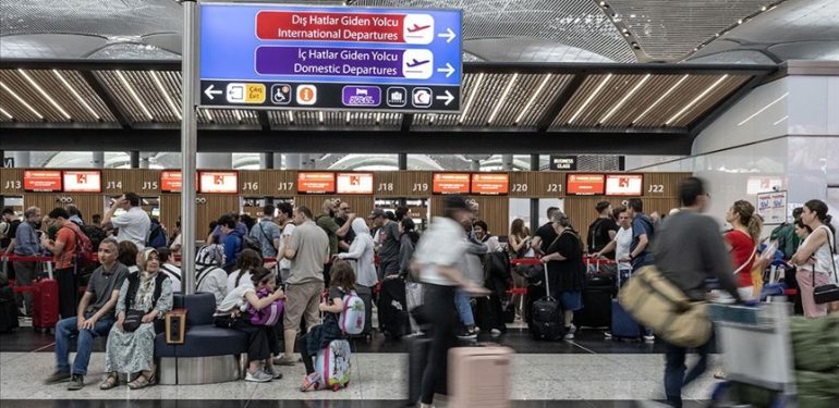 İstanbul Havalimanı’nda Bayram Yoğunluğu: İç ve Dış Hatlarda Uçuşlar Artarken Yolcular Sıraya Girdi
