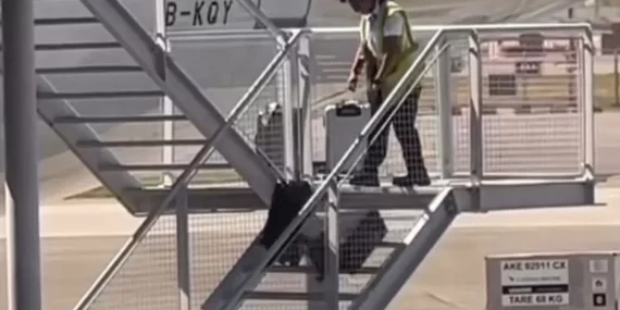 Cathay Pacific’te Skandal! Bagajları Fırlatan Personel İşinden Oldu