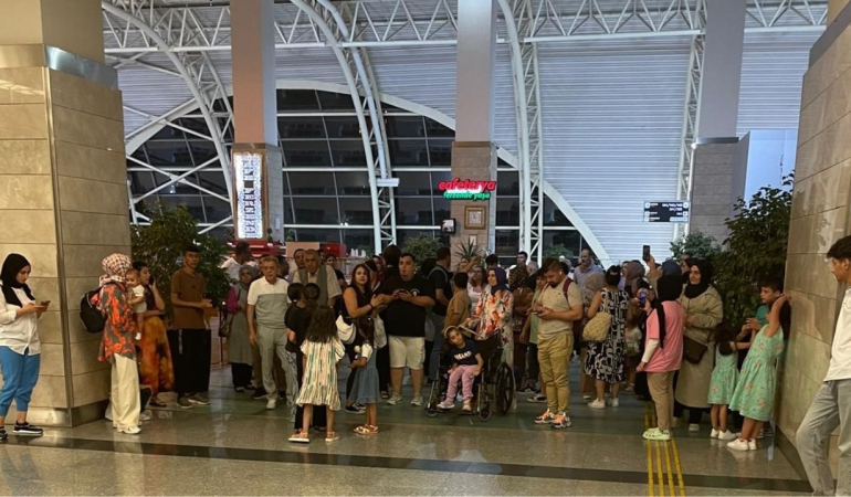 AJet’in Bursa  seferi 7 saat 45 dakika Ankara seferi ise 3 saat gecikmeye girdi… Diyarbakır Havalimanında yolcular alkışla tepki gösterdi