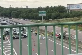 Fransa’da otoyola küçük uçak düştü