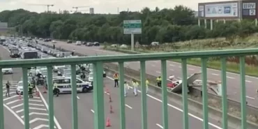 Fransa’da otoyola küçük uçak düştü