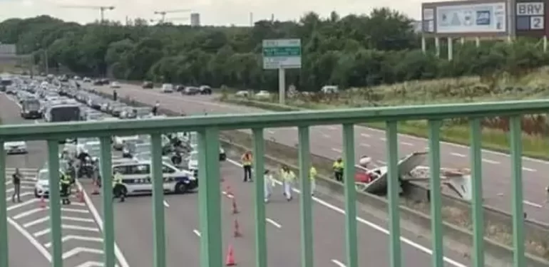 Fransa’da Otoyola Düşen Küçük Uçak Kazasında 3 Kişi Hayatını Kaybetti