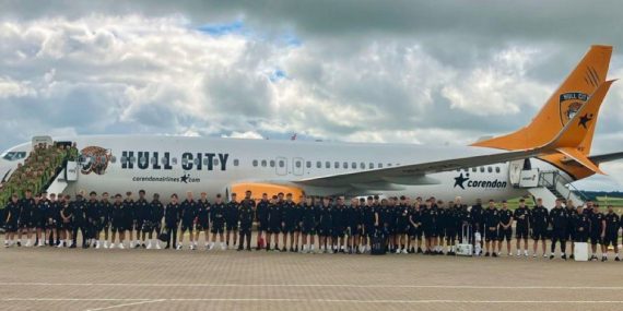 Hull City kamp için İstanbul’a geldi: Corendon Airlines’ın özel tasarladığı kaplan giydirmeli uçak taşıdı