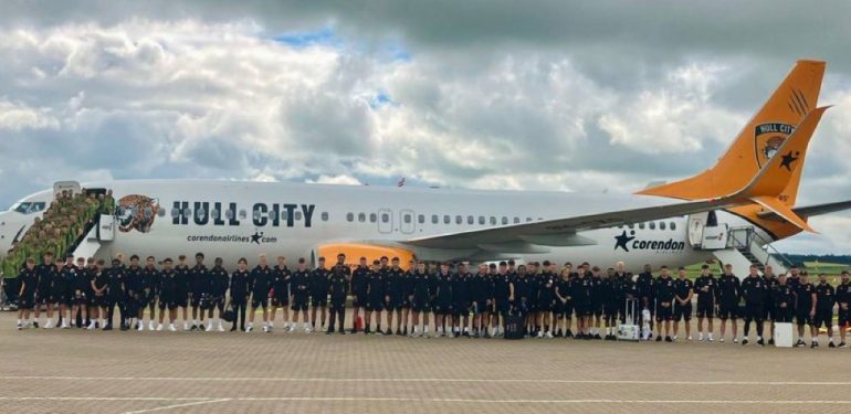 Hull City kamp için İstanbul’a geldi: Corendon Airlines’ın özel tasarladığı kaplan giydirmeli uçak taşıdı