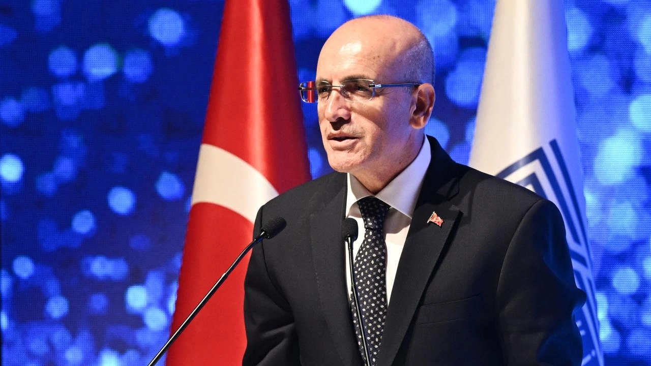 Mehmet Şimşek'ten AJet'te ailesi için başka yolcular indirildi iddialarına ilişkin açıklama