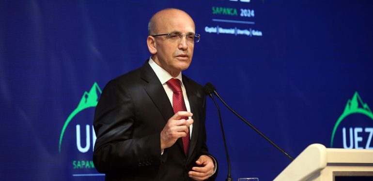 Mehmet Şimşek’ten yurt dışı çıkış harcı açıklaması: İmkanı olmayan birisi yurtdışına gidebilir mi? Biz de imkanı olandan vergi alınmasını taslağa aldık
