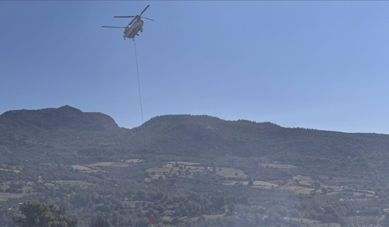 Adana’da orman yangınına müdahale eden helikopter suya düştü