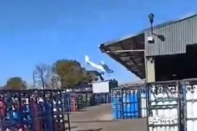 Arjantin’de Rosaria Santa Fe’de birkaç ay önce fabrikadan kovulan işçi, kiraladığı Cessna 152 tipi tek motorlu uçak ile fabrikaya kamikaze yaparak intihar etti.