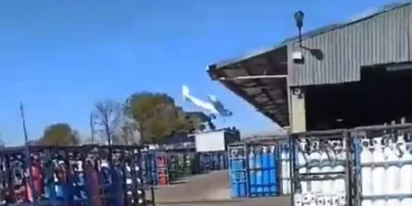 Arjantin’de Rosaria Santa Fe’de birkaç ay önce fabrikadan kovulan işçi, kiraladığı Cessna 152 tipi tek motorlu uçak ile fabrikaya kamikaze yaparak intihar etti.