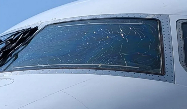 Arkia Uçağının Ön Camı Uçuş Sırasında Çatladı, Acil Geri Dönüş Yapıldı