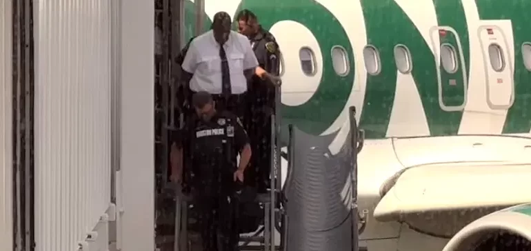 Frontier Havayolları Pilotuna Uçakta Şok! Polis gözaltına alıp uçaktan indirdi