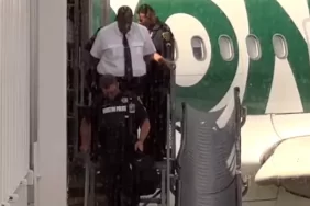 Frontier Havayolları Pilotuna Uçakta Şoka! Polis gözaltına alıp uçaktan indirdi