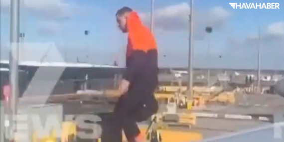 Havalimanında korkunç olay!… Uçağın acil çıkış kapısından çıktı