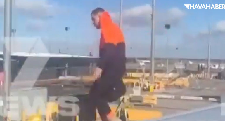 Havalimanında korkunç olay!… Uçağın acil çıkış kapısından çıktı