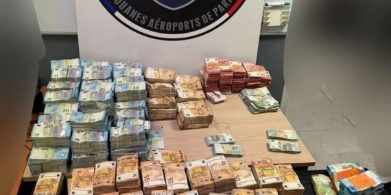 Paris’ten İstanbul’a uçmak isteyen iki yolcunun bavulundan çıkanlar şoke etti! Charles De Gaulle Havalimanı’nda 2.4 Milyon Euro ile Yakalanan Yolcular Polis Gözaltında