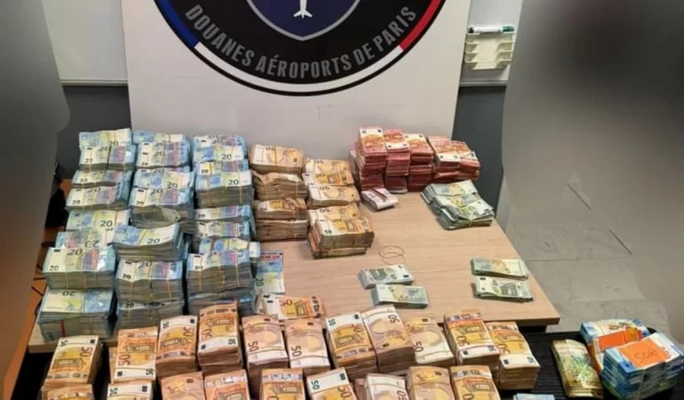 Paris’ten İstanbul’a uçmak isteyen iki yolcunun bavulundan çıkanlar şoke etti! Charles De Gaulle Havalimanı’nda 2.4 Milyon Euro ile Yakalanan Yolcular Polis Gözaltında