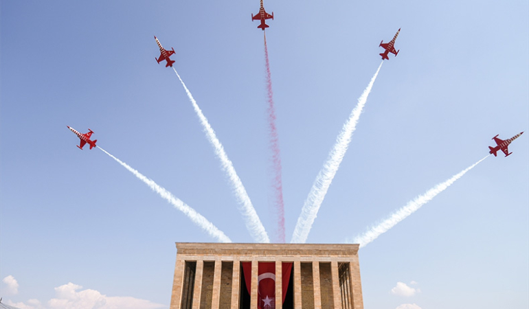 30 Ağustos’ta Anıtkabir’de Coşkulu Kutlamalar: Türk Yıldızları’ndan Saygı Uçuşu