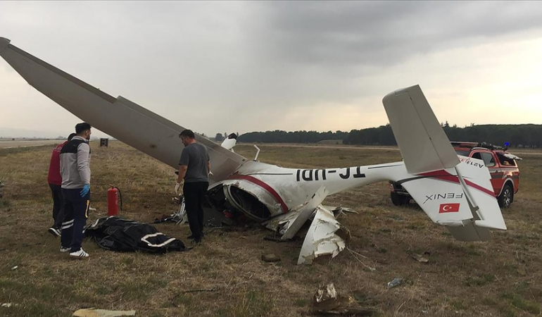 Bursa’da eğitim uçağının düşmesi sonucu iki pilot öldü: Kaza anı kamerada