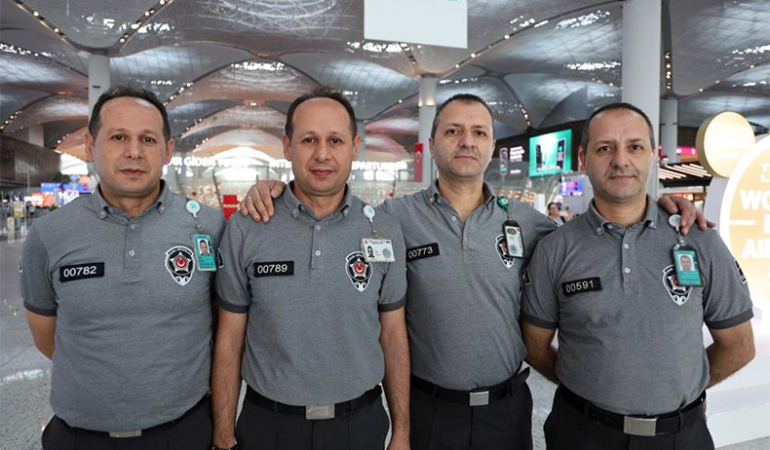 İstanbul Havalimanı’nın İkiz Güvenlik Görevlileri Yolcuların İlgi Odağı Oldu