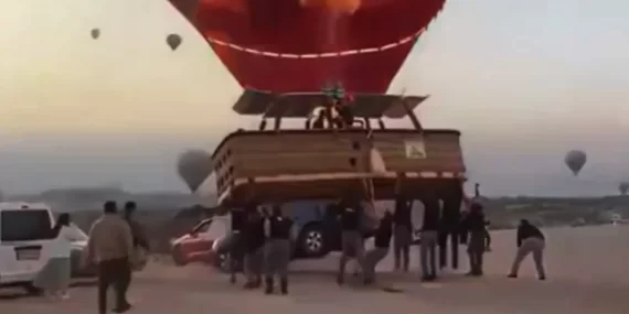 Kapadokya’da Sıra Dışı Kaza: Hızını Alamayan Balon Arabaya Çarptı
