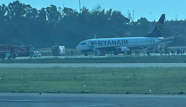 İtalya’da Ryanair Uçağında Motor Yangını 184 Yolcu Tahliye Edildi