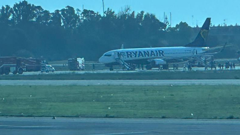 İtalya’da Ryanair Uçağında Motor Yangını 184 Yolcu Tahliye Edildi