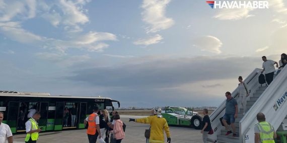 Corendon Hava Yolları Uçağı Antalya’da İnişte Teker Patlattı, Yolcular Güvenli Şekilde Tahliye Edildi