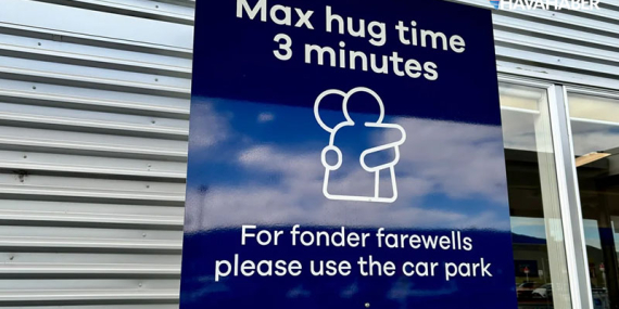 Havalimanında sarılmaya 3 dakika sınırlaması getirildi