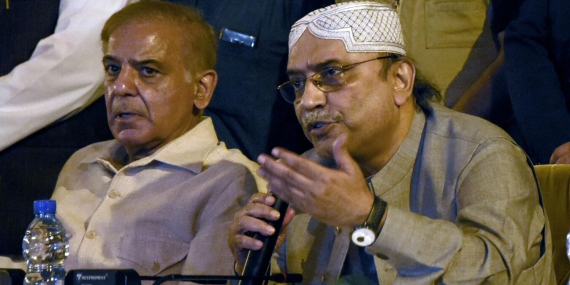 Pakistan Cumhurbaşkanı uçaktan inerken bacağını kırdı