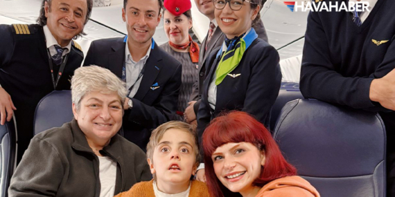 AJet Ekiplerinden Minik Yolcuya Anlamlı Jest: Özgür Deniz’e Özel Anlar!