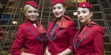 THY kabin ekipleri, artık bayrak kırmızısı ve antrasit gri renklerdeki yeni kabin kıyafetleriyle uçuyor.