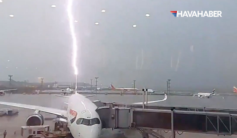 British Airways Uçağına Yıldırım Çarptı: O Anlar Kamerada!