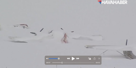 Japonya’da kar rekoru! Obihiro Havalimanı’nda uçaklar kara gömüldü