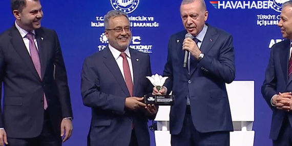 Cumhurbaşkanı Erdoğan’dan THY’ye plaket: Ahmet Bolat aldı