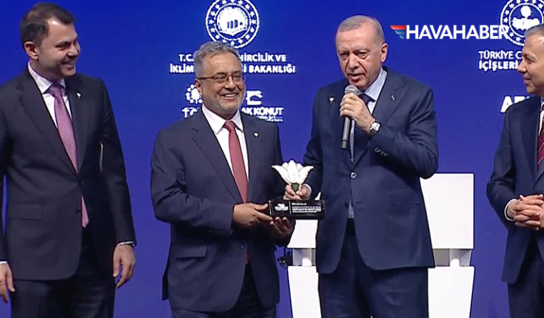 Cumhurbaşkanı Erdoğan’dan THY’ye plaket: Ahmet Bolat aldı