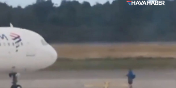 Güvenlik skandalı: Havalimanı apronuna girip uçağın önünü kesti!