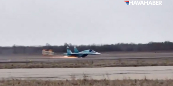 Rus Su-34 savaş uçağı iniş takımları olmadan indi!