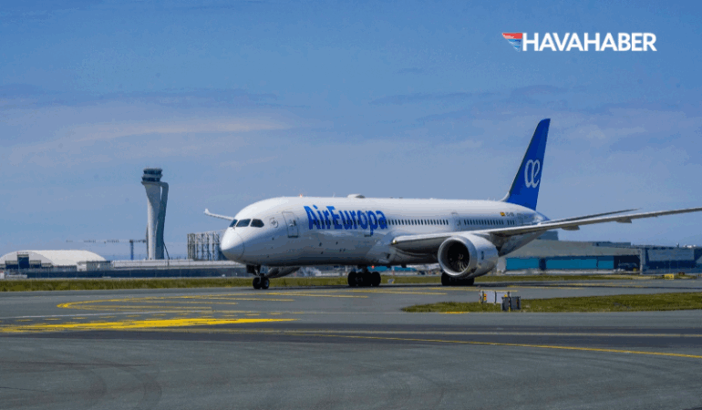 Havada panik! Frontier Airlines yolcusu uçağın camını kırmaya çalıştı