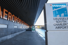 Havada panik! Frontier Airlines yolcusu uçağın camını kırmaya çalıştı
