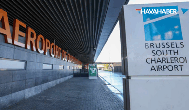 Havada panik! Frontier Airlines yolcusu uçağın camını kırmaya çalıştı