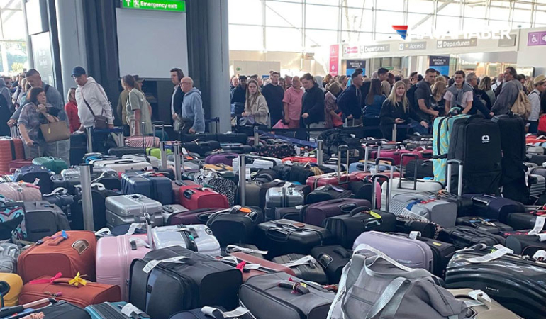 Londra-Stansted-Havalimanı'nda-Sistem-Krizi--10-Bin-Yolcu-Uçağını-Kaçırdı