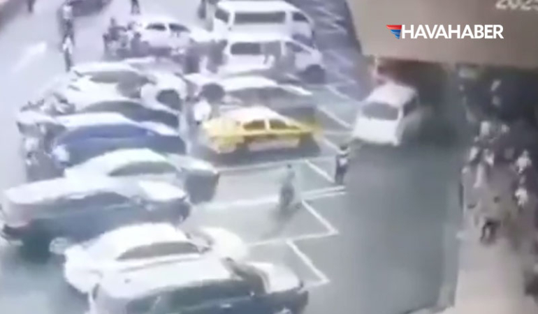Manila-Havalimanı'nda-Dehşet--Araç-Kalabalığa-Daldı--İki-ölü
