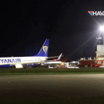 Havada panik! Frontier Airlines yolcusu uçağın camını kırmaya çalıştı