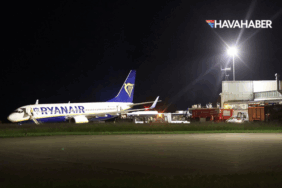 Havada panik! Frontier Airlines yolcusu uçağın camını kırmaya çalıştı
