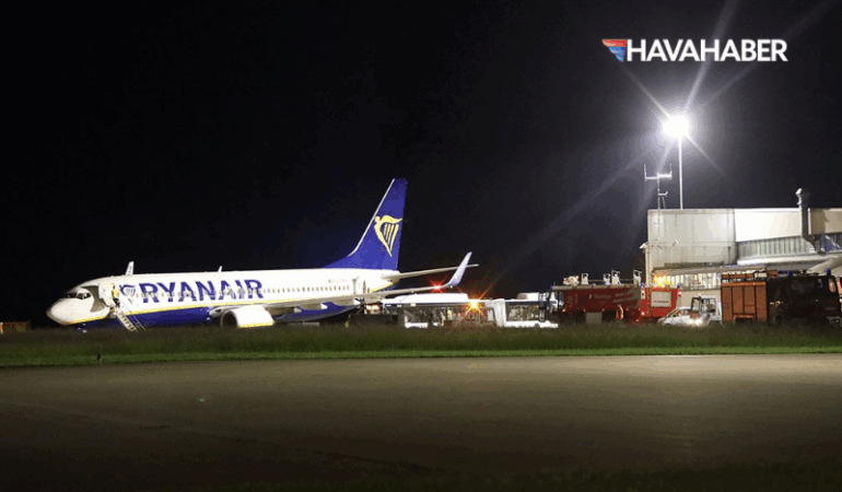 Havada panik! Frontier Airlines yolcusu uçağın camını kırmaya çalıştı