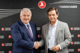 Havada panik! Frontier Airlines yolcusu uçağın camını kırmaya çalıştı