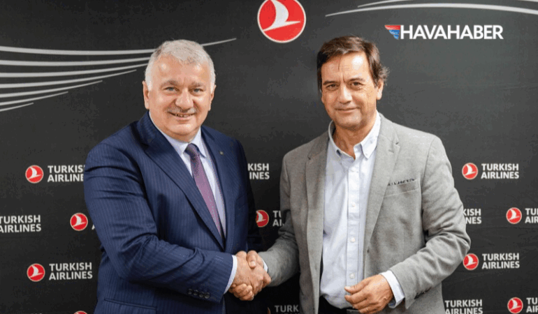 Havada panik! Frontier Airlines yolcusu uçağın camını kırmaya çalıştı